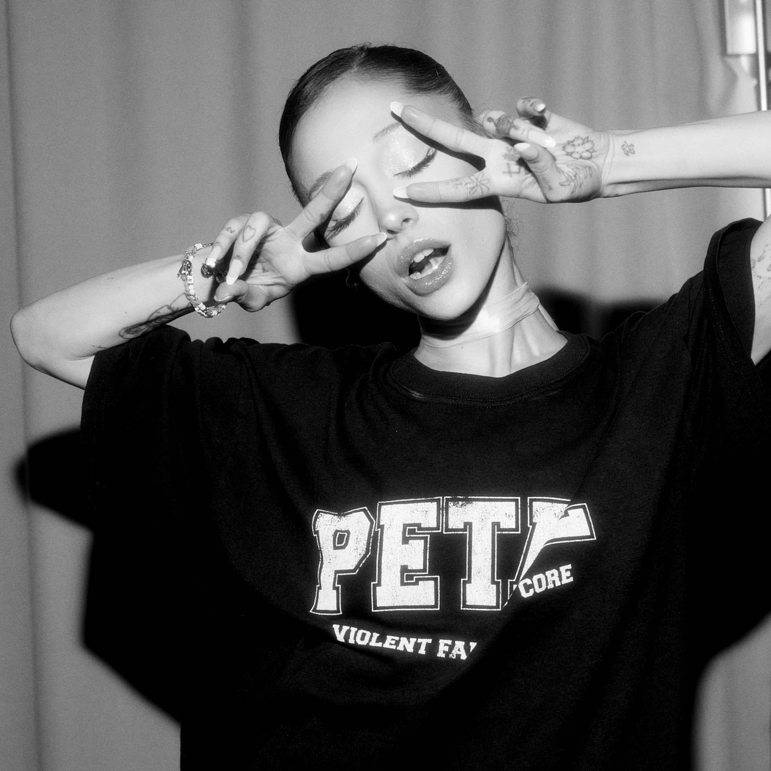 Ariana Grande petal core t-shirt (black) T-Shirt 456157